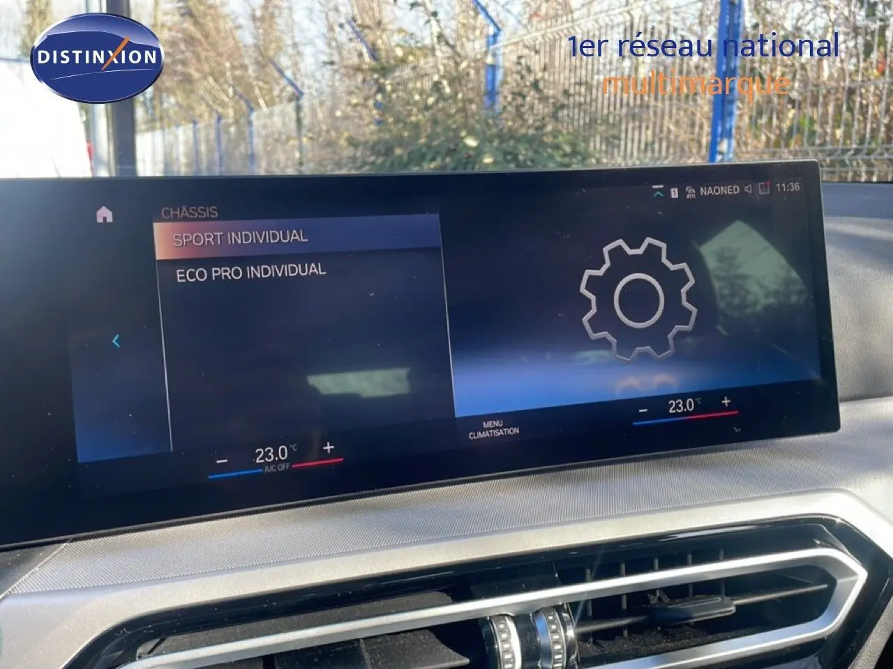Vue intérieure de l'écran central tactile de la BMW Série 3 Touring F31 noir, affichant les modes de conduite Sport et Eco Pro.