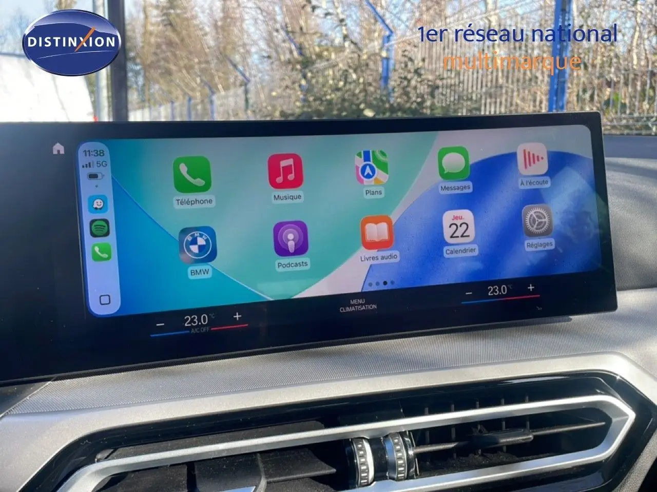 Écran tactile central de BMW Série 3 Touring F31 noir, affichant interface multimédia avec applications et climatisation.