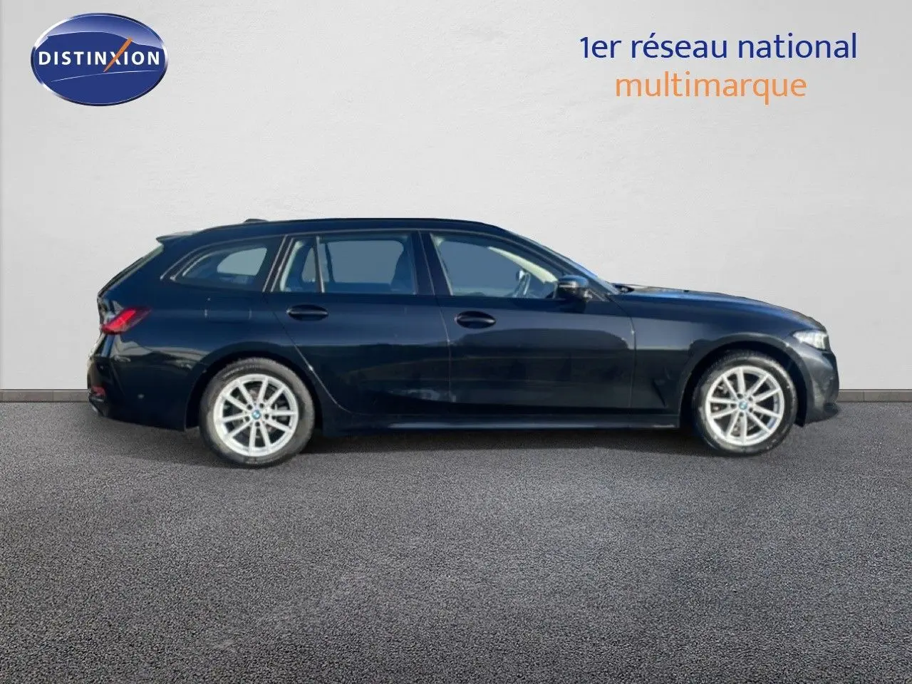 BMW Série 3 Touring F31 noir saphir vue de profil côté gauche sur fond neutre avec jantes argentées.