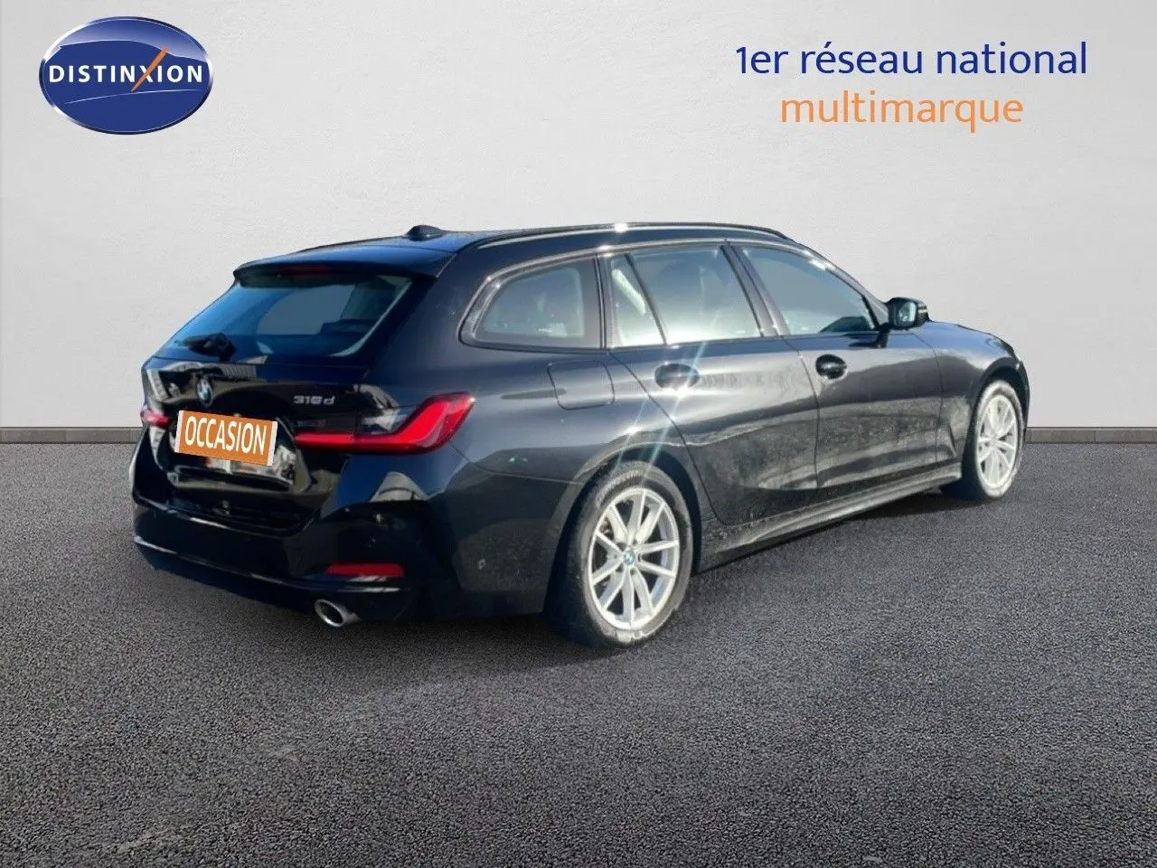 BMW Série 3 Touring F31 noir sapphire vue 3/4 arrière droit, avec jantes argentées et feux arrière LED.