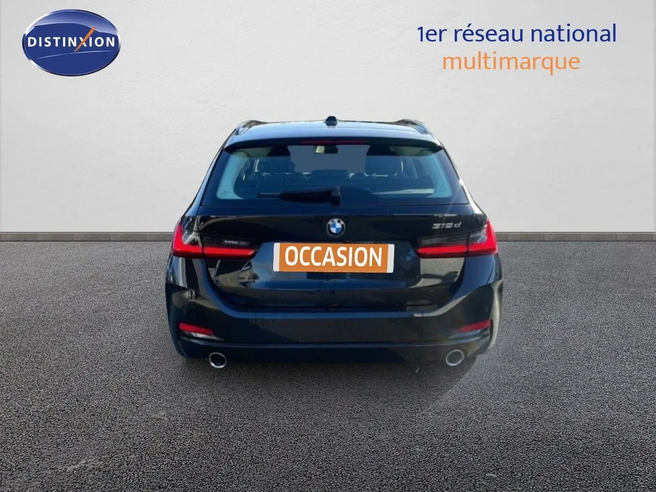 Vue arrière d'une BMW Série 3 Touring F31 noire, avec feux LED et double sortie d'échappement visible.