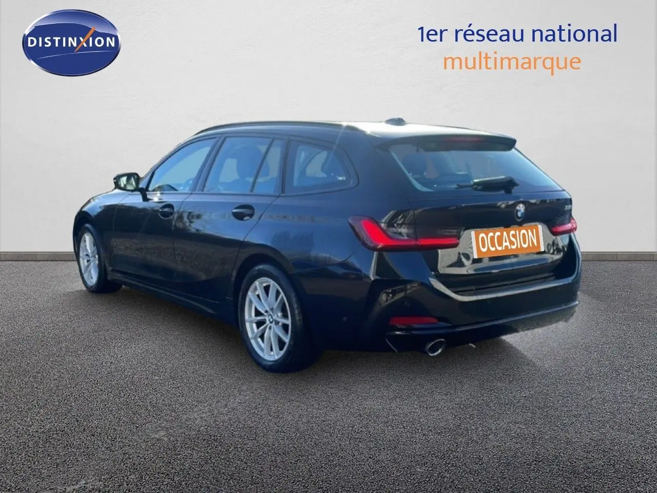 BMW Série 3 Touring F31 noir saphir vue 3/4 arrière droit, avec feux arrière LED et jantes argentées.
