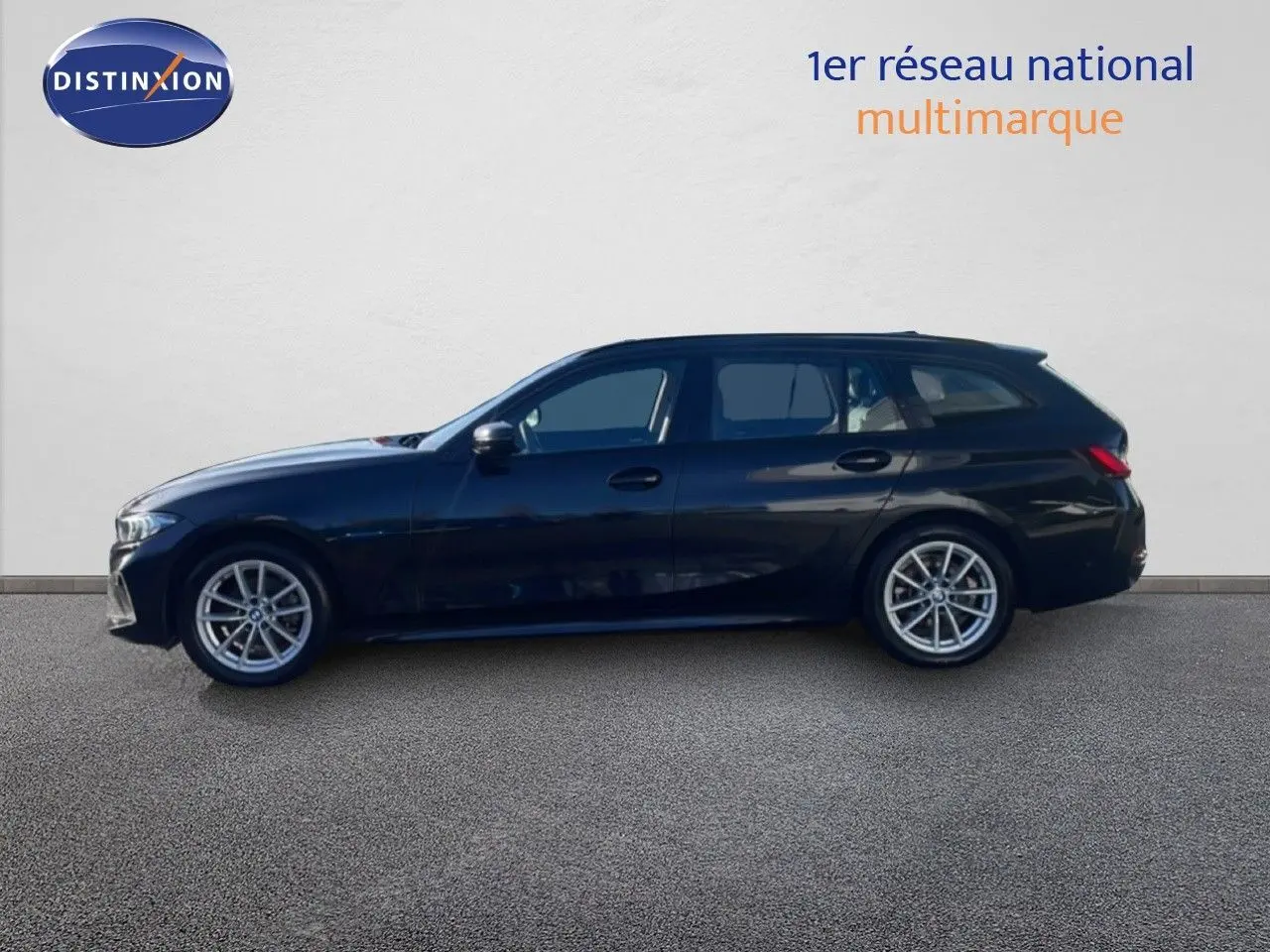 BMW Série 3 Touring F31 noir sapphire vue de profil côté gauche sur fond neutre avec jantes alliage.