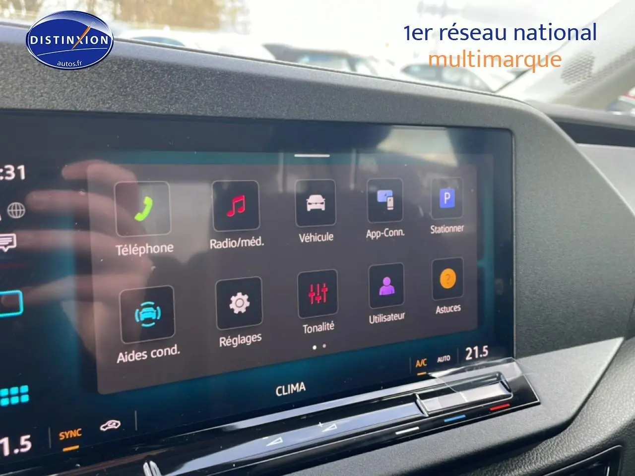 Écran tactile couleur du tableau de bord du Volkswagen Caddy gris indien, vue intérieure centrée sur la console multimédia.