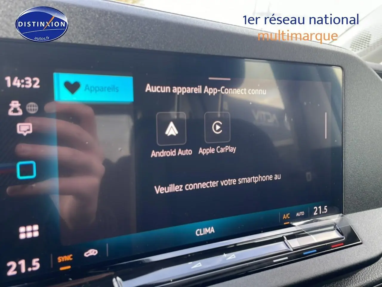 Écran tactile central du Volkswagen Caddy gris indien 2025 affichant les options Android Auto et Apple CarPlay.