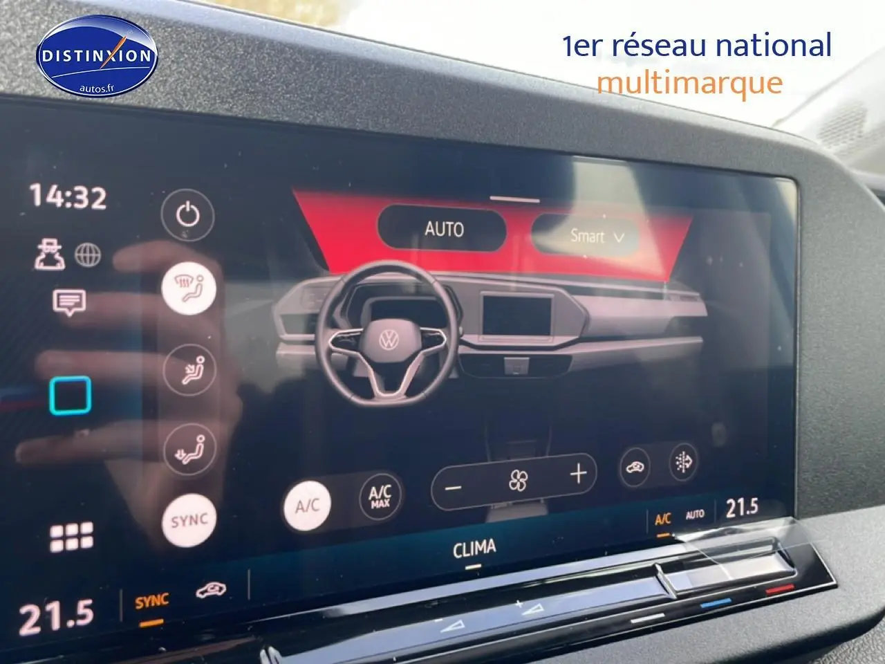 Écran tactile intérieur du Volkswagen Caddy 2025 montrant le tableau de bord numérique et les commandes climatiques.