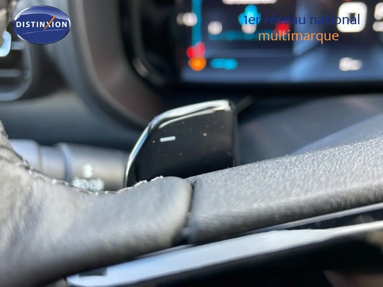 Gros plan sur la palette de changement de vitesse au volant d’un Citroën Berlingo blanc glacier.