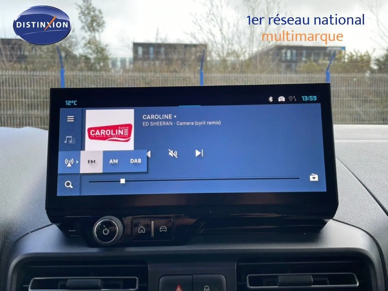 Écran tactile central du tableau de bord du Citroën Berlingo blanc glacier, affichant une radio FM en extérieur.