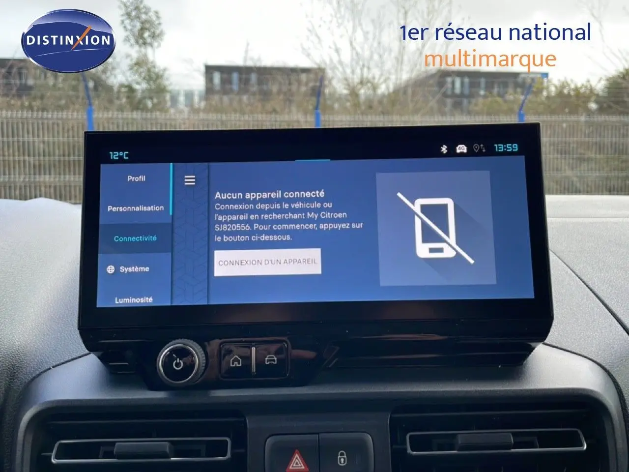 Écran tactile central du Citroën Berlingo blanc glacier, vue intérieure frontale avec affichage connectivité.