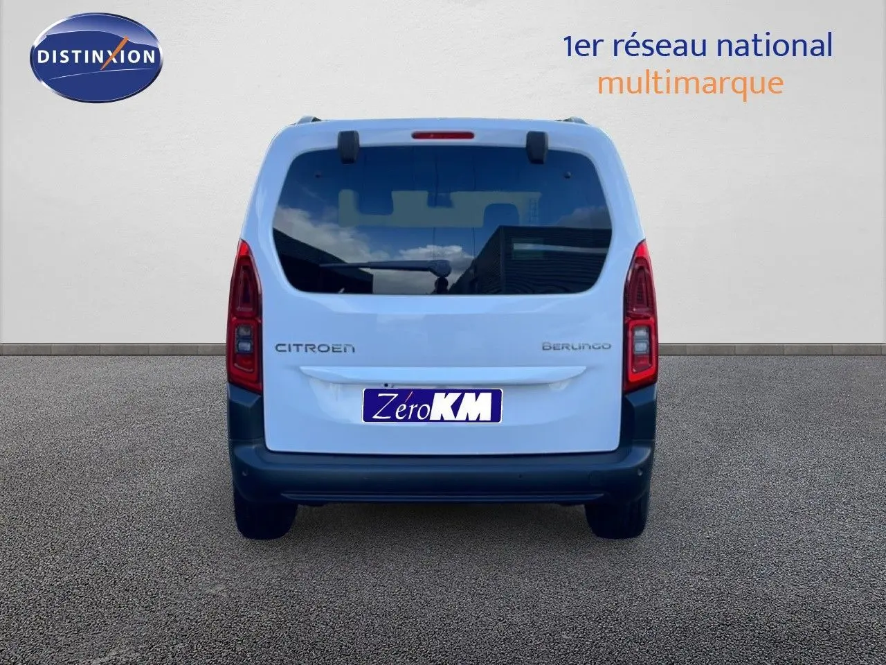 Vue arrière d'un Citroën Berlingo Multispace blanc glacier avec pare-chocs noir et vitre teintée.