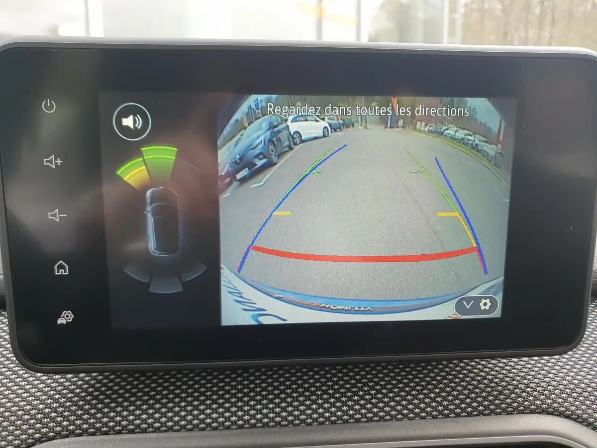 Écran de caméra de recul du Dacia Sandero 2025 montrant l'arrière avec lignes de guidage colorées.