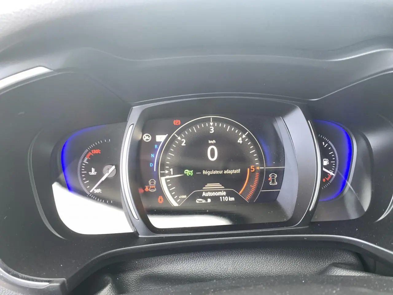 Vue rapprochée du tableau de bord numérique du Renault Koleos 2019, affichage du régulateur adaptatif et autonomie 110 km.