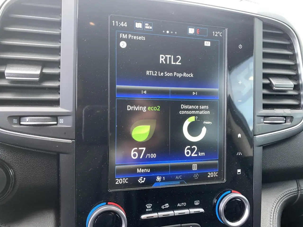 Écran tactile central du tableau de bord du Renault Koleos 2019, affichant la radio et les données de conduite eco2.