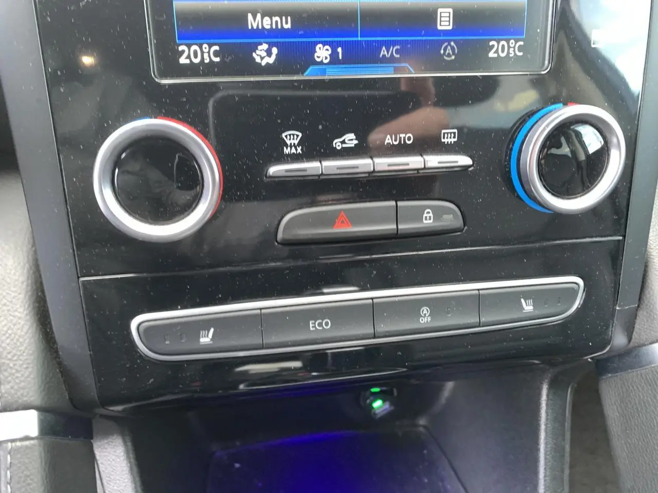 Détail de la console centrale noire du Renault Koleos 2019 avec commandes climatisation et boutons chauffants.