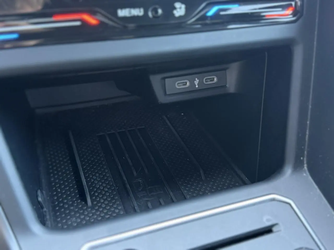 Gros plan sur la console centrale du Volkswagen Taigo 2025, montrant deux ports USB-C et un espace de rangement noir.