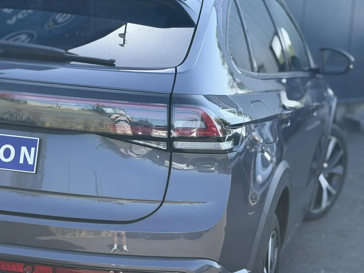 Vue arrière côté gauche du Volkswagen Taigo gris intense 2025 avec feux LED et jantes alliage 18 pouces Misano.