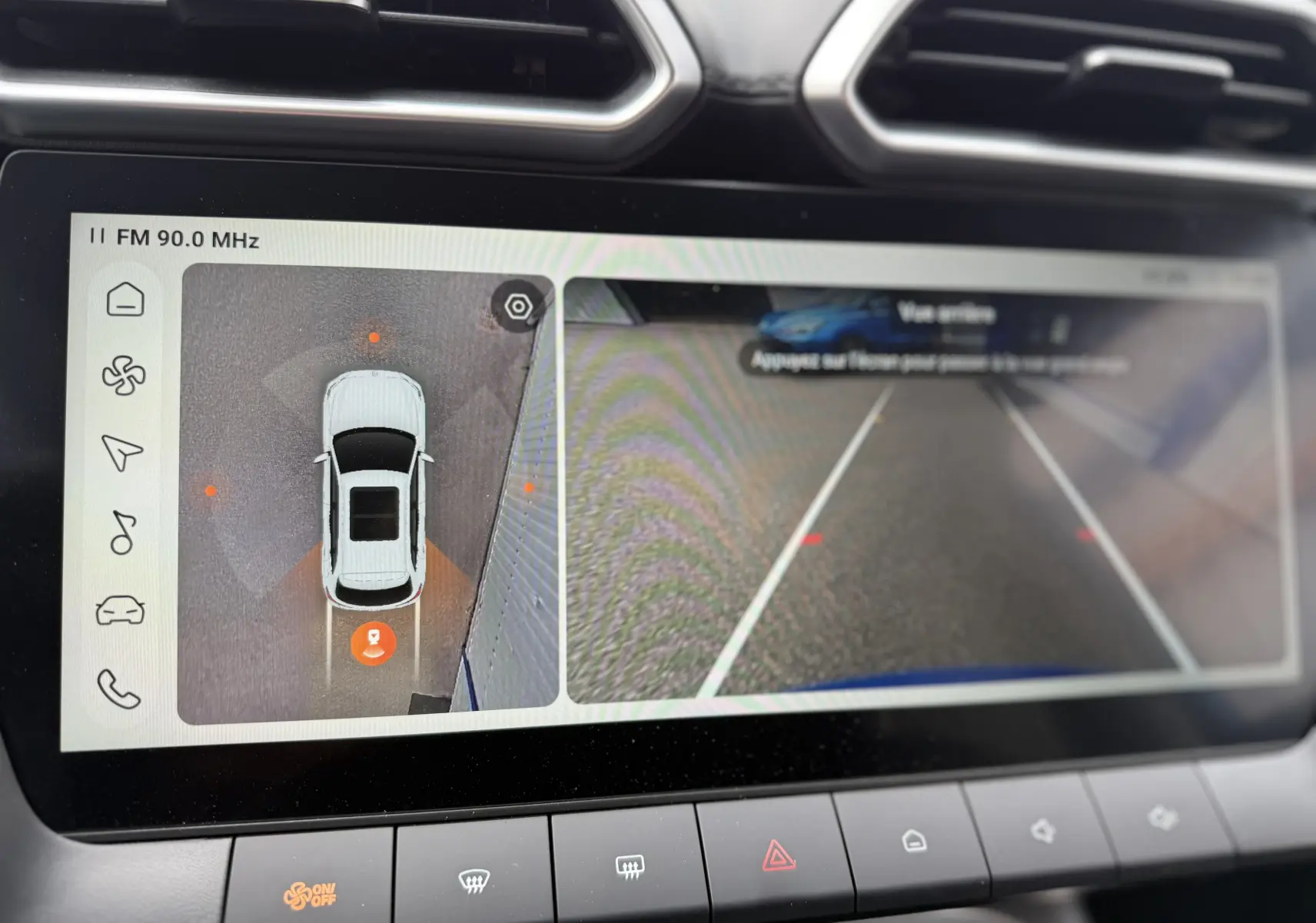 Écran tactile intérieur du MG ZS 1.5L HYBRID+ 2025 montrant la caméra de recul et la vue 360° en mode stationnement.