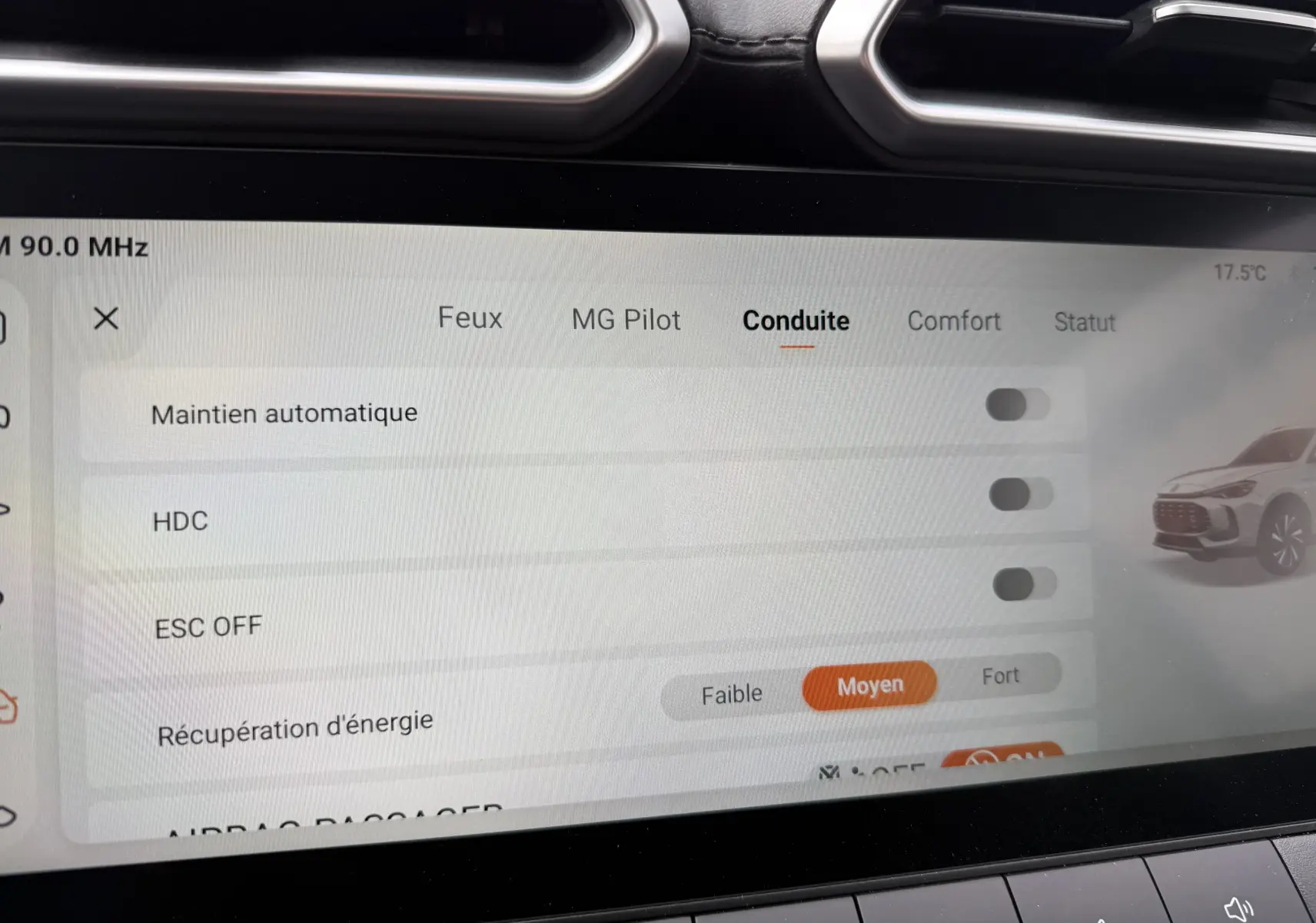 Écran tactile intérieur du MG ZS 1.5L Hybrid+ 2025 montrant les réglages de conduite et récupération d'énergie.