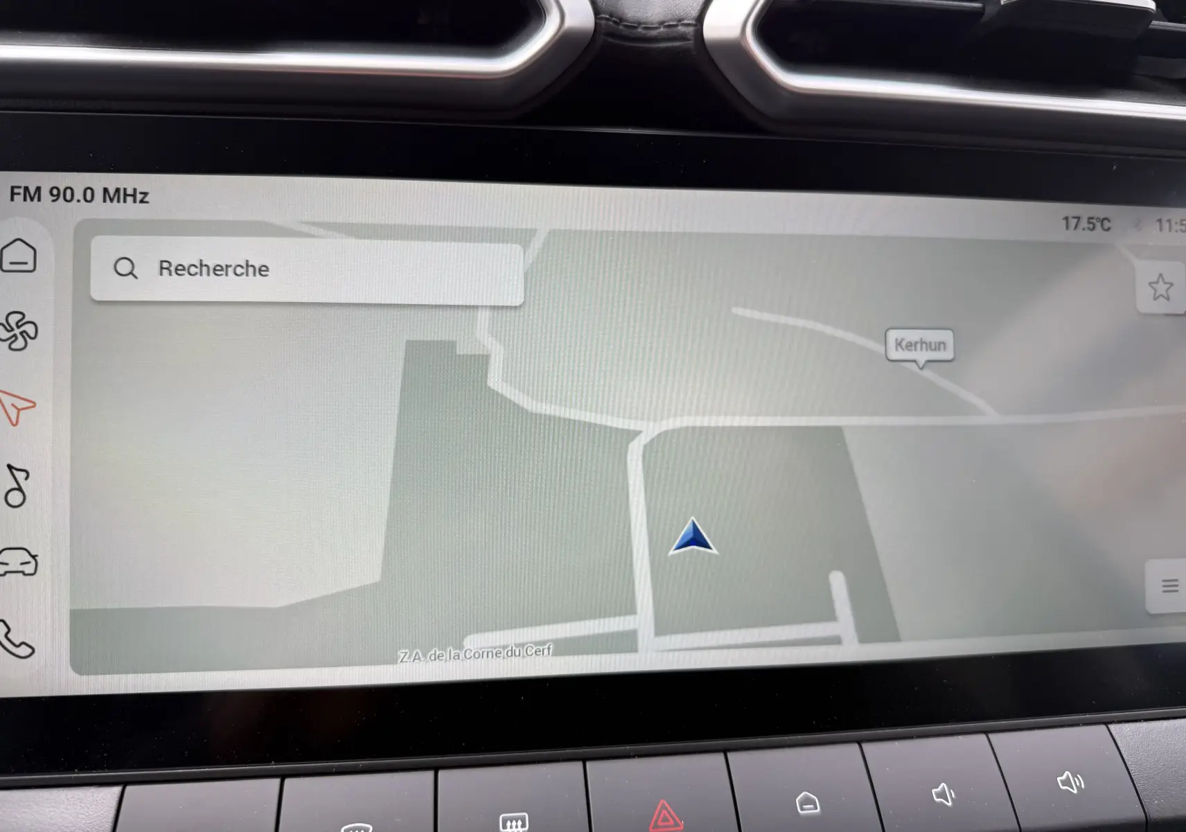 Écran tactile intérieur du MG MOTOR ZS 1.5L HYBRID+ 2025 montrant la navigation GPS en mode carte.