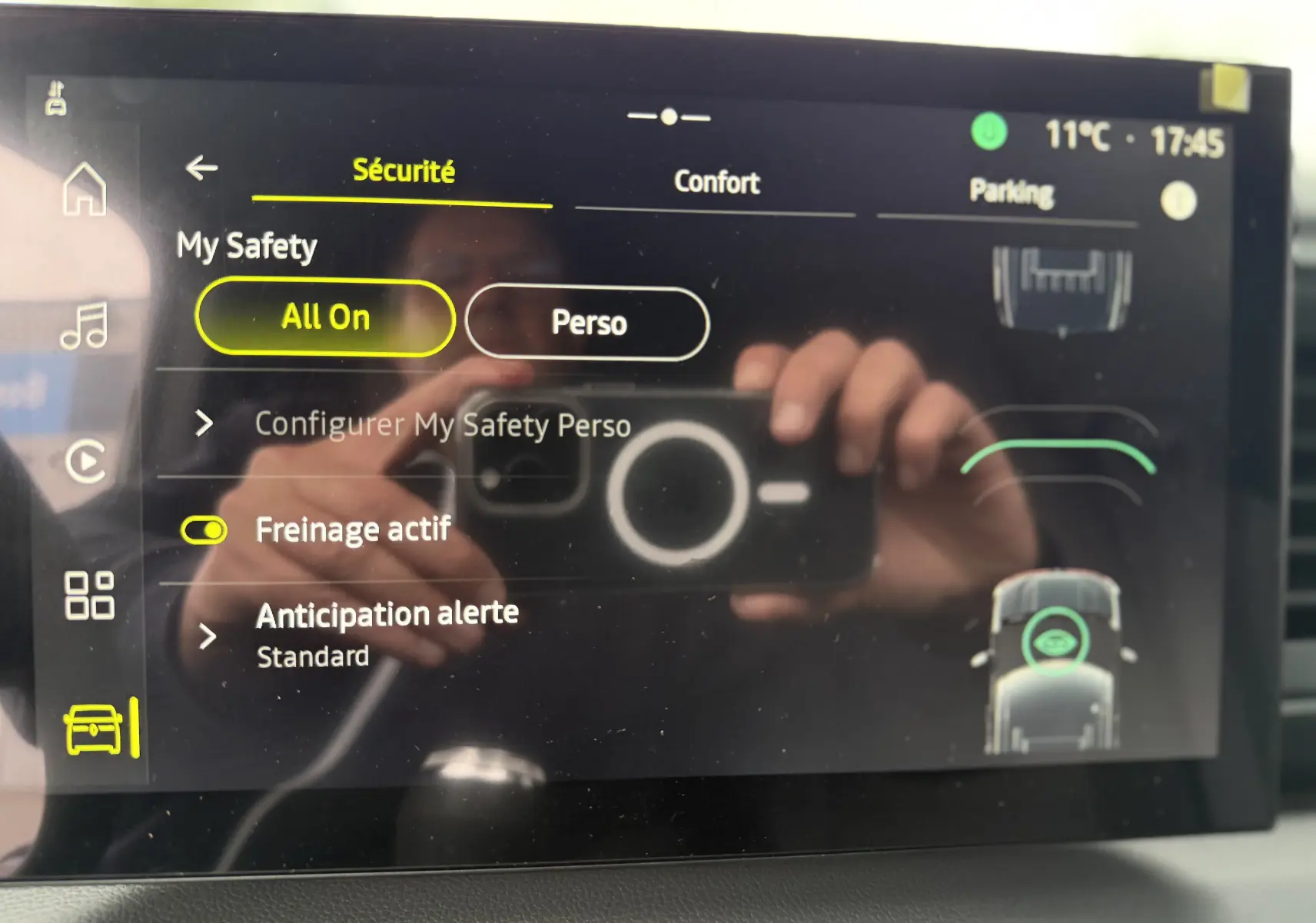 Écran tactile du tableau de bord du Renault Master 2024 noir nacré affichant les réglages de sécurité et assistance au freinage.