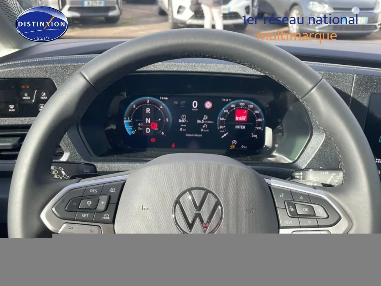 Vue intérieure centrée sur le volant cuir multifonction et le tableau de bord numérique du Volkswagen Caddy gris pur 2025.