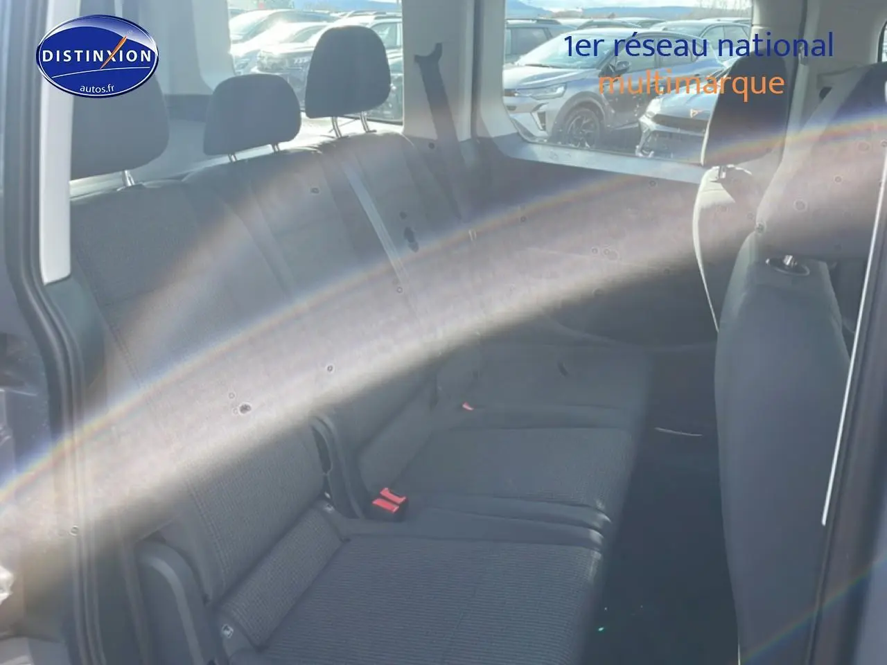 Vue intérieure de la banquette arrière du Volkswagen Caddy gris pur 2025, tissu noir à motifs double grid.