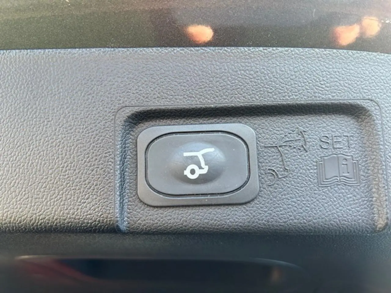 Bouton noir d'ouverture électrique du hayon sur tableau de bord du Ford Puma noir Agate 2023.