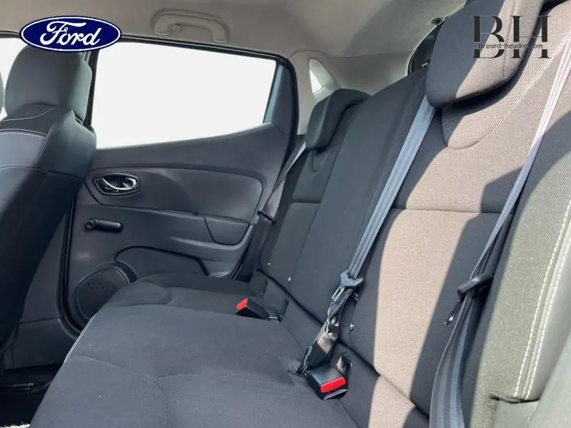 Vue intérieure côté droit sur la banquette arrière en tissu noir d'une Renault Clio gris Cassiopée de 2013.