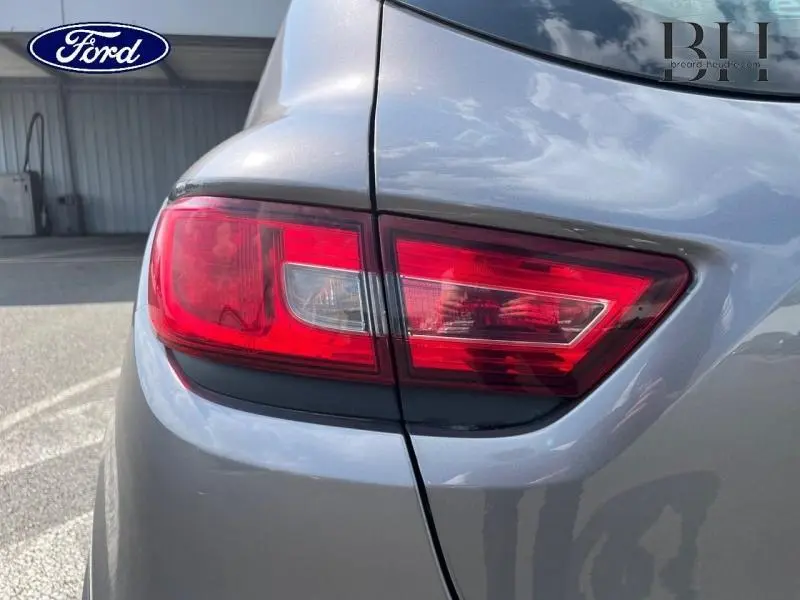 Feu arrière droit de la Renault Clio gris Cassiopée, vue rapprochée sur la partie arrière du véhicule.