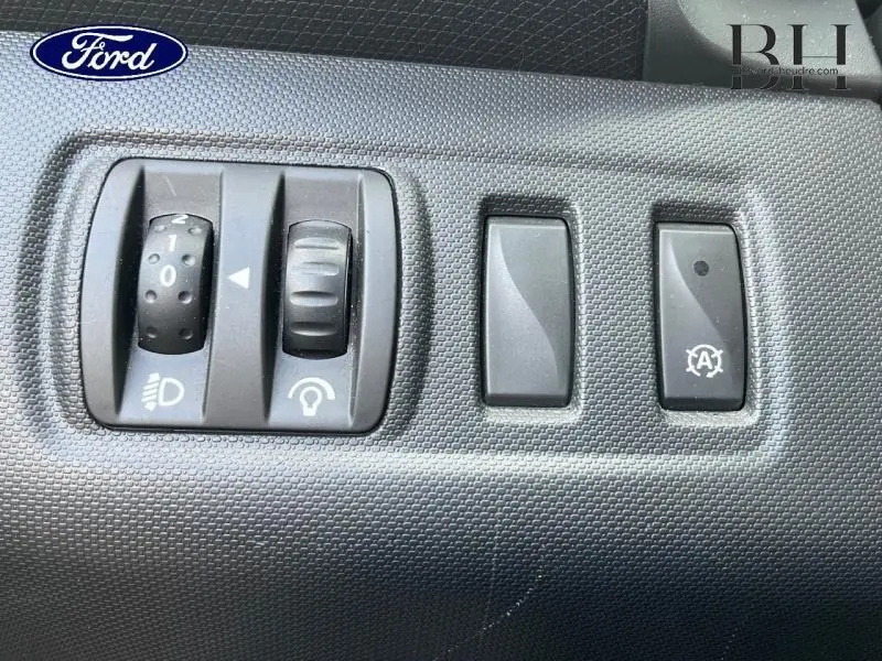 Désolé, l'image ne montre pas une Renault Clio mais un panneau de commandes intérieures générique, sans indication visible liée au modèle ou à la couleur du véhicule.