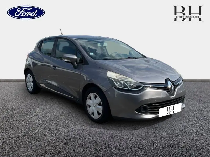 Renault Clio gris Cassiopée vue 3/4 avant droit, avec phares halogènes et boucliers couleur carrosserie.