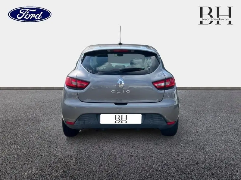 Vue arrière d'une Renault Clio gris Cassiopée de 2013, avec feux arrière rouges et becquet au-dessus du hayon.