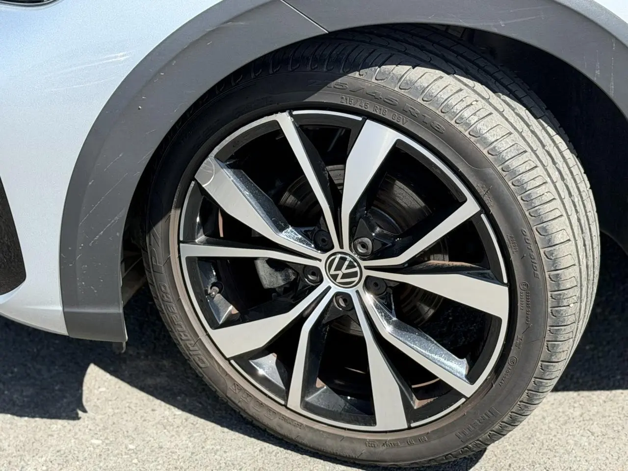 Gros plan sur la jante alliage 18 pouces bicolore du Volkswagen Taigo TSI 116 DSG R-Line argent reflex.