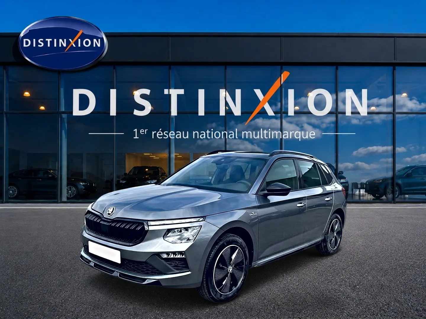 Vue 3/4 avant droite du Skoda Kamiq Monte Carlo gris graphite avec jantes alu noires et toit panoramique.