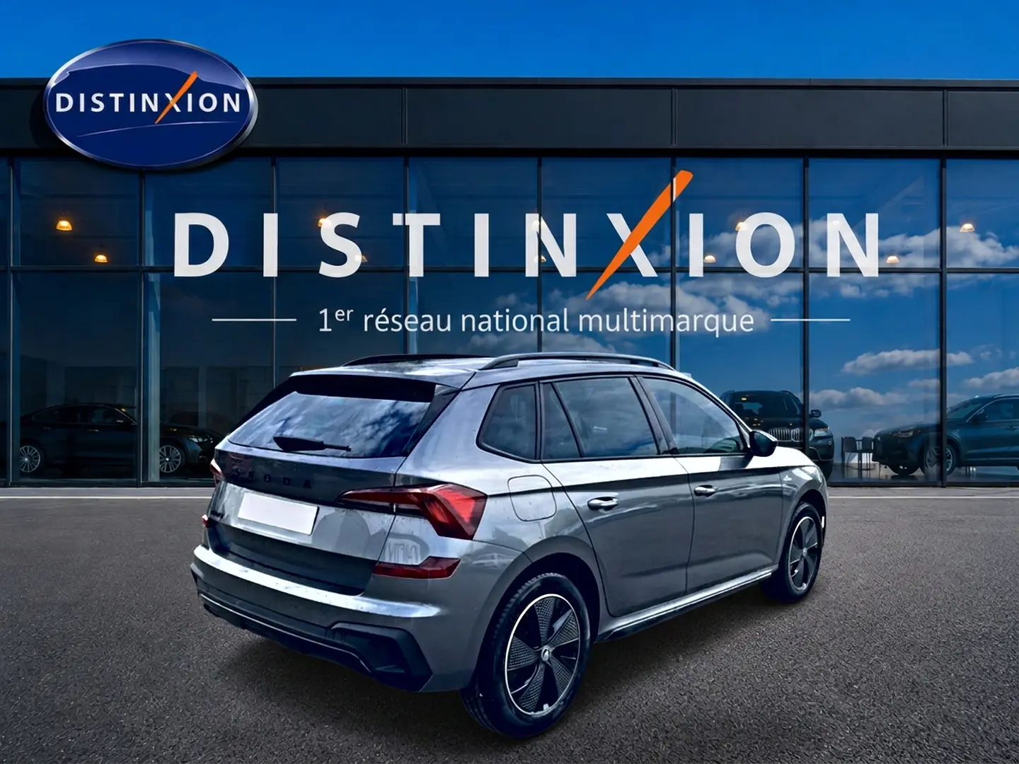 Vue 3/4 arrière droite du Skoda Kamiq gris graphite 2026 avec jantes alu et toit panoramique en verre.
