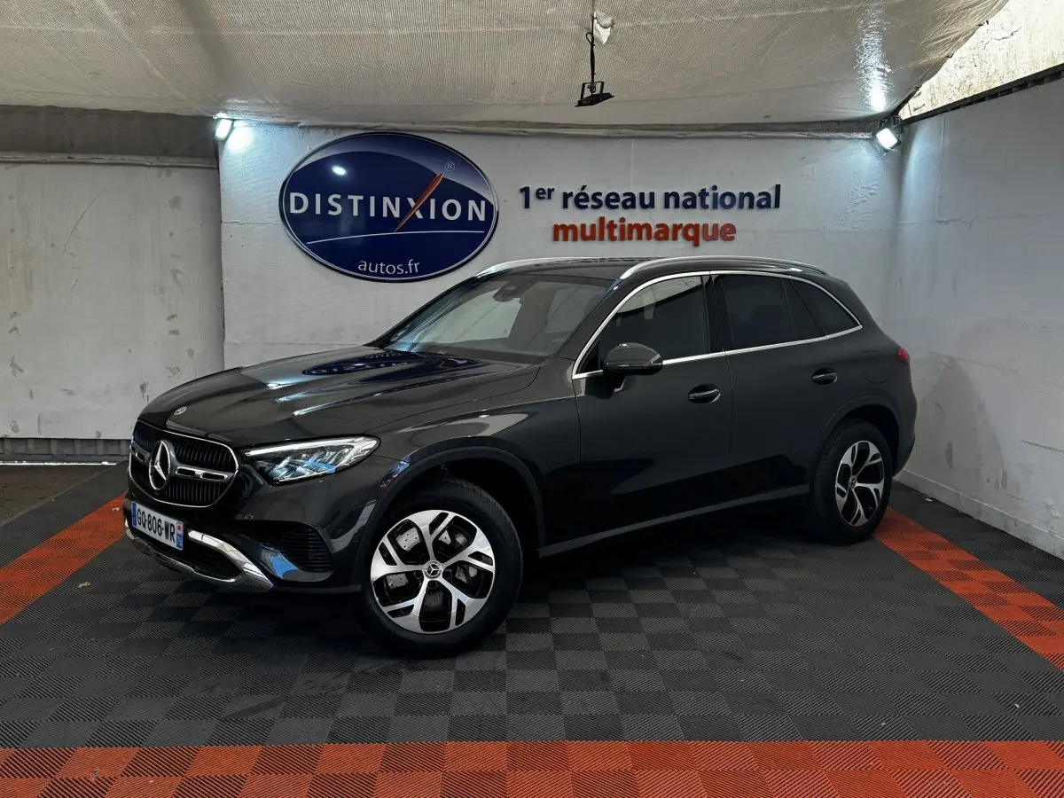 Mercedes GLC 300 E Business Line gris foncé, vue 3/4 avant droit, avec jantes distinctives et calandre chromée.