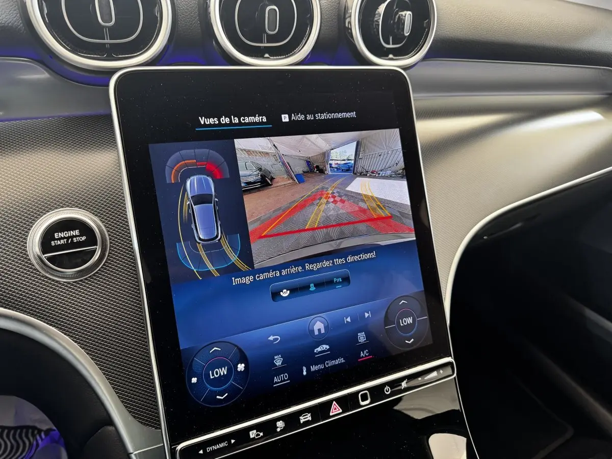 Écran tactile central affichant la caméra de recul dans l’habitacle du Mercedes GLC 300 E Business Line 2023.