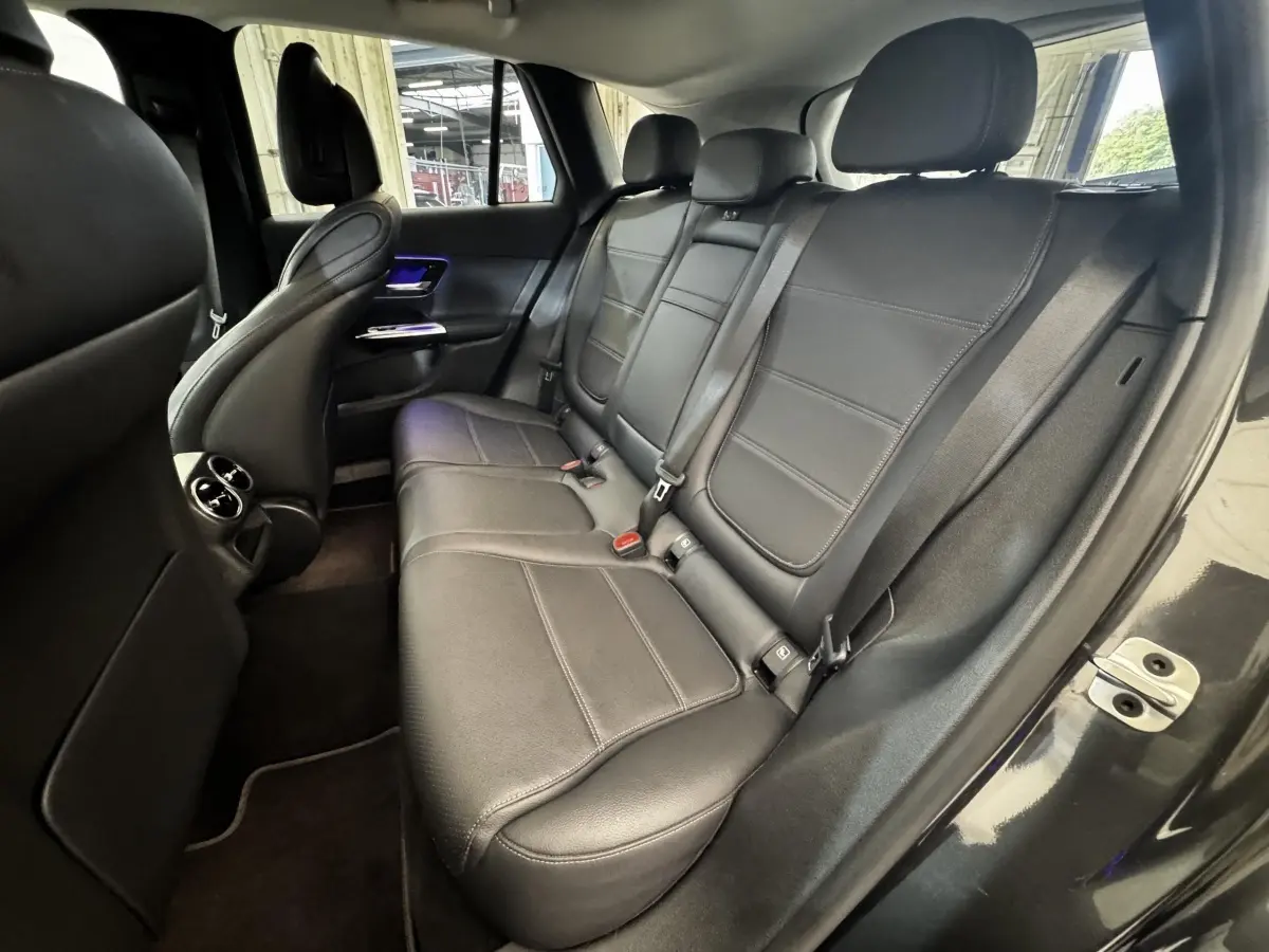 Vue intérieure arrière du Mercedes GLC 300 E Business Line 2023, sièges en cuir noir et habillage sombre.