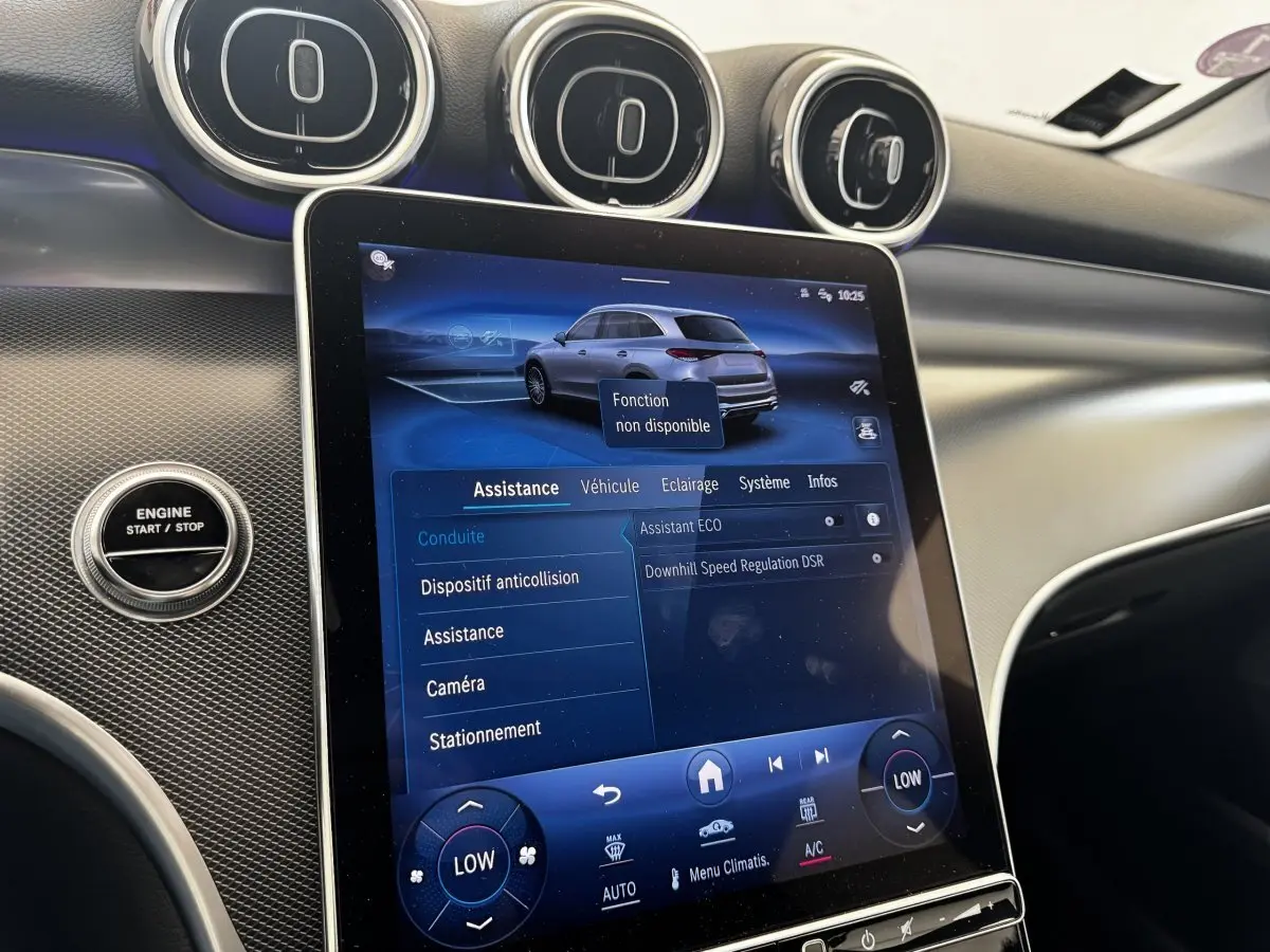 Vue intérieure du tableau de bord du Mercedes GLC 300 E Business Line 2023, écran tactile affichant les options d'assistance.