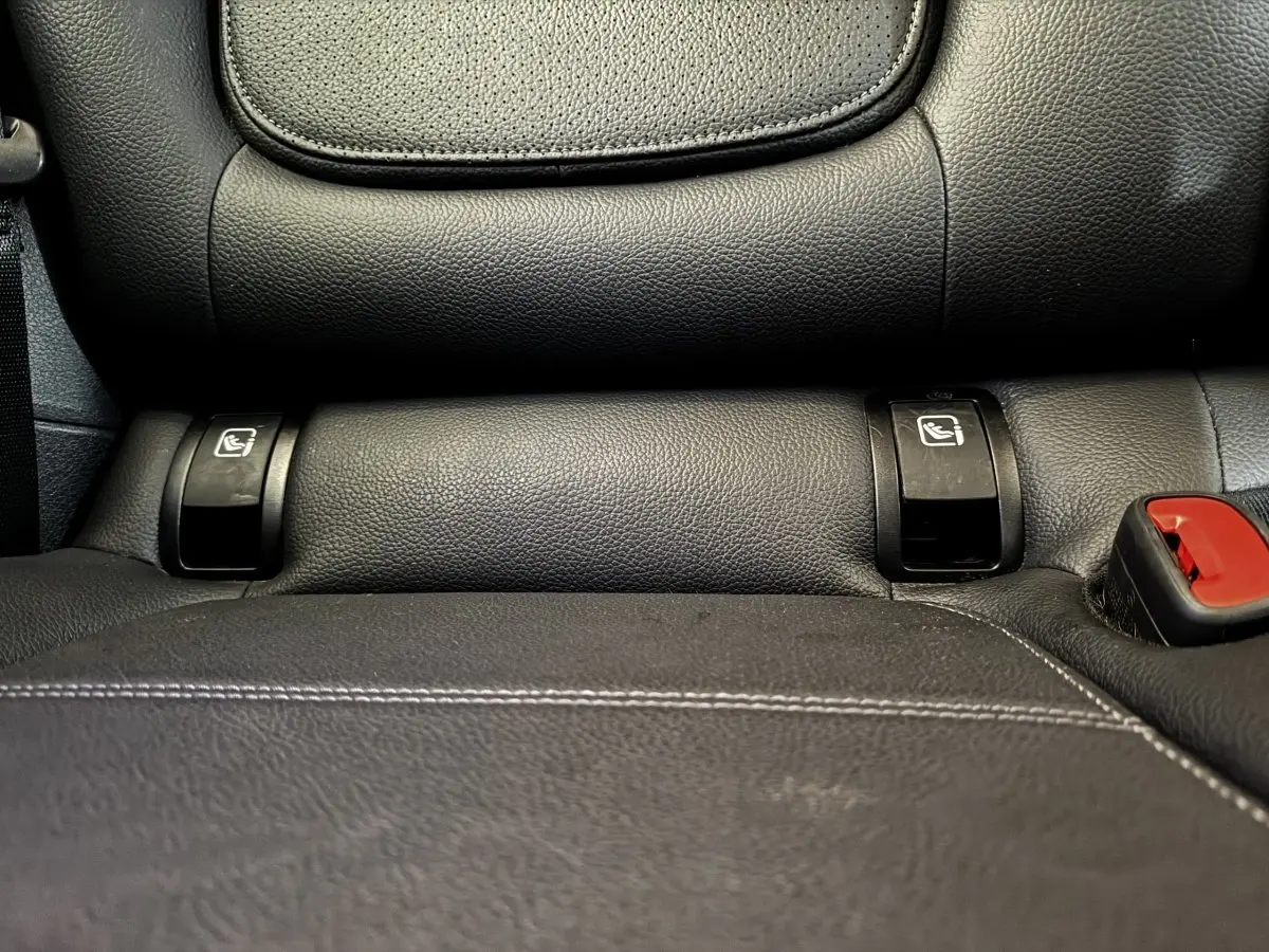 Gros plan sur les fixations Isofix et la ceinture de sécurité arrière en cuir noir du Mercedes GLC 300 E Business Line 2023.