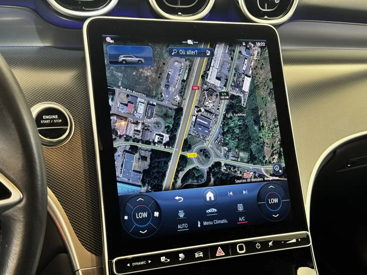 Écran tactile central du Mercedes GLC 300 e Business Line 2023 affichant la navigation satellite en vue intérieure.