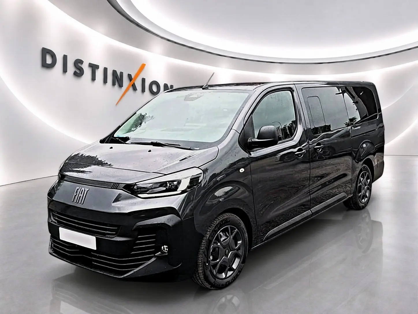 Fiat Scudo Combi gris titane en 3/4 avant droit, avec porte latérale coulissante et jantes noires.