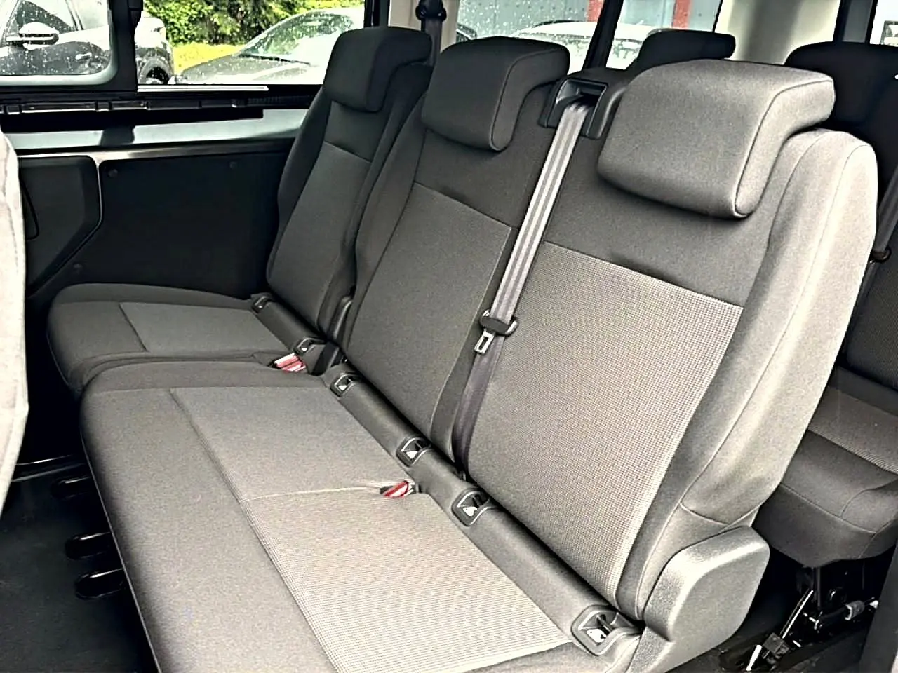 Vue intérieure de la banquette arrière grise du Fiat Scudo Combi 2026, avec appuie-têtes et ceintures visibles.