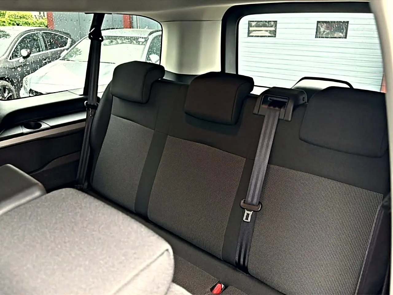 Vue intérieure de la banquette arrière trois places en tissu bi-ton noir/gris du Fiat Scudo Combi gris titane.