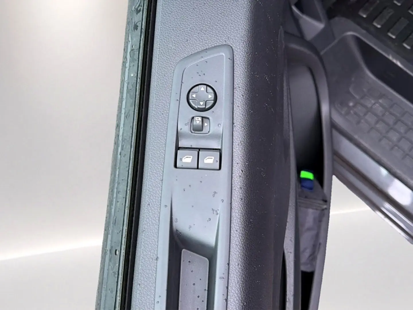 Commande des vitres et réglage des rétroviseurs sur la porte côté gauche du FIAT Scudo Combi gris titane.