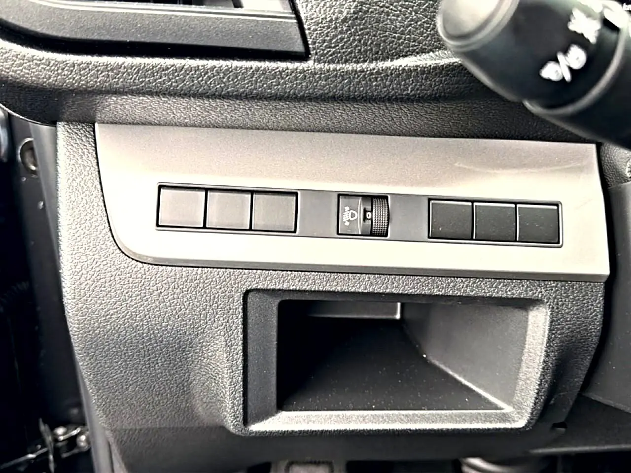 Détail intérieur du tableau de bord gris titane du FIAT Scudo Combi, avec commandes et rangement ouvert.