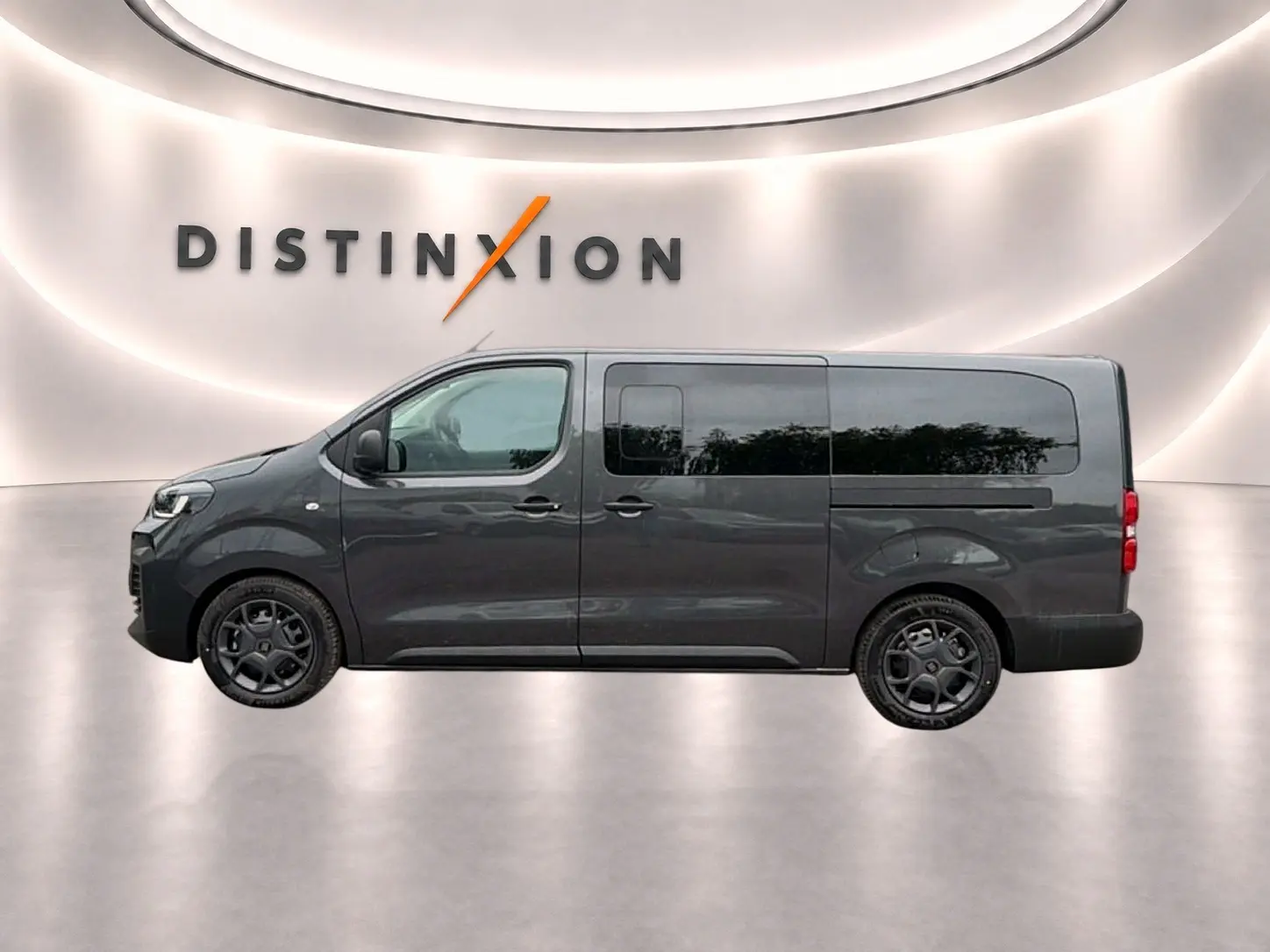 Vue de profil côté gauche du FIAT Scudo Combi gris titane avec porte latérale coulissante et vitres teintées.