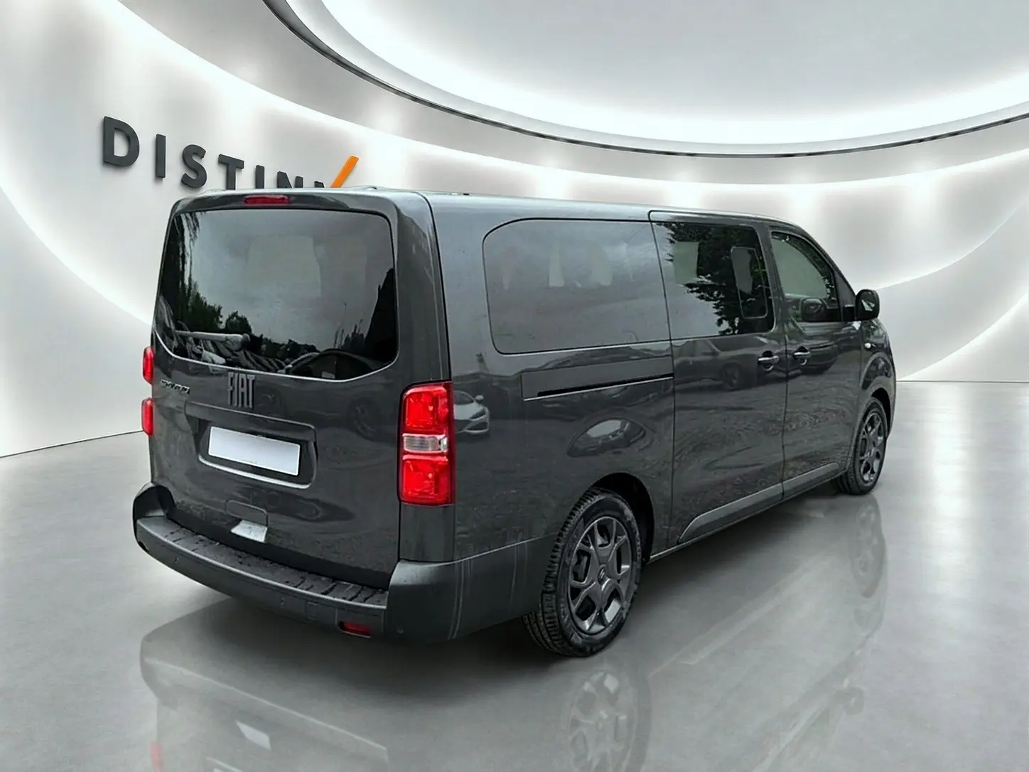 Vue 3/4 arrière droite d’un FIAT Scudo Combi gris titane avec porte latérale coulissante et vitres teintées.