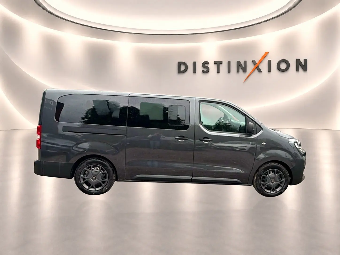 Profil droit du Fiat Scudo Combi gris titane 2026 avec porte latérale coulissante et vitres teintées.