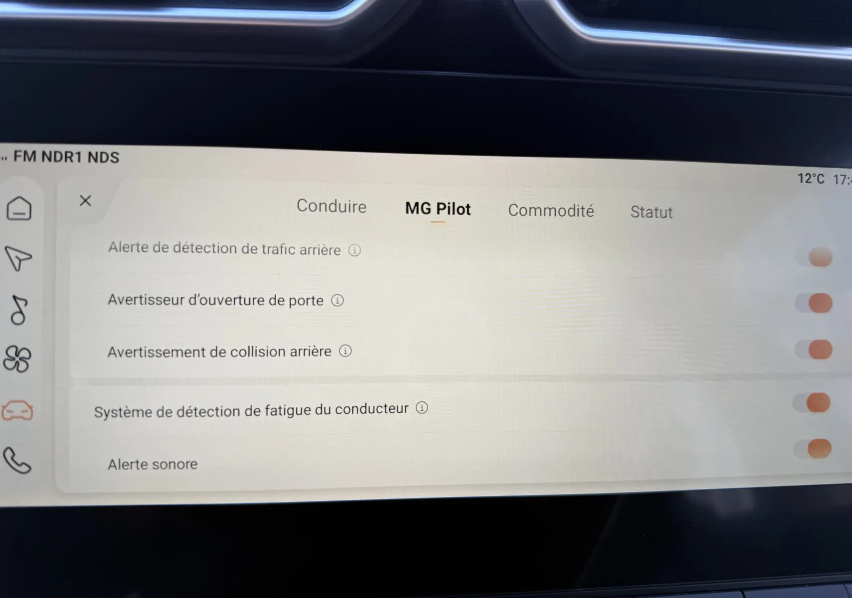 Écran tactile intérieur du MG Motor ZS Hybrid 197, affichant les options d’aide à la conduite MG Pilot.
